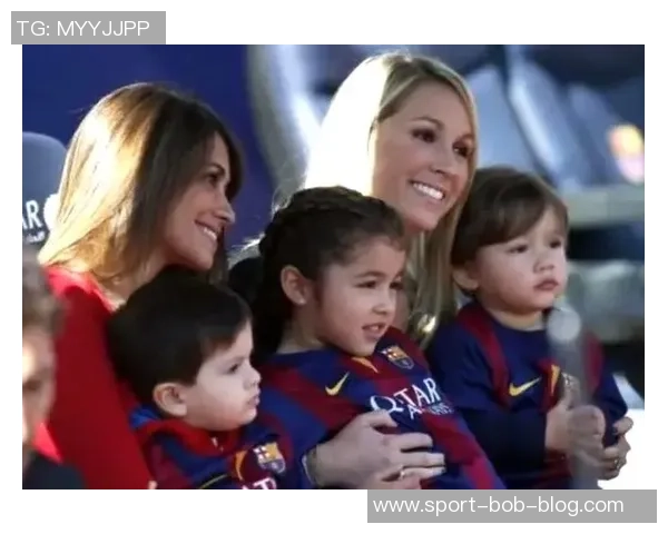 苏亚雷斯分享温馨圣诞合照女儿成焦点祝大家节日快乐