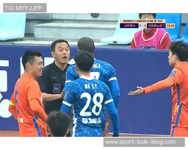 曾凡博全力以赴抢断狄龙皮球倒地争抢引发犯规争议